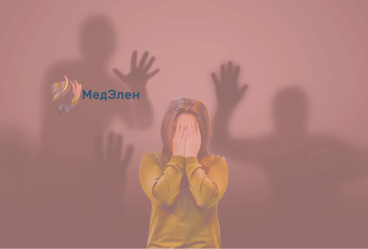 Девушка закрыла глаза руками 